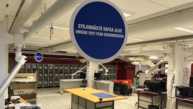 SVA-merkki roikkumassa Turun yliopiston laboratoriossa Fablabissa
